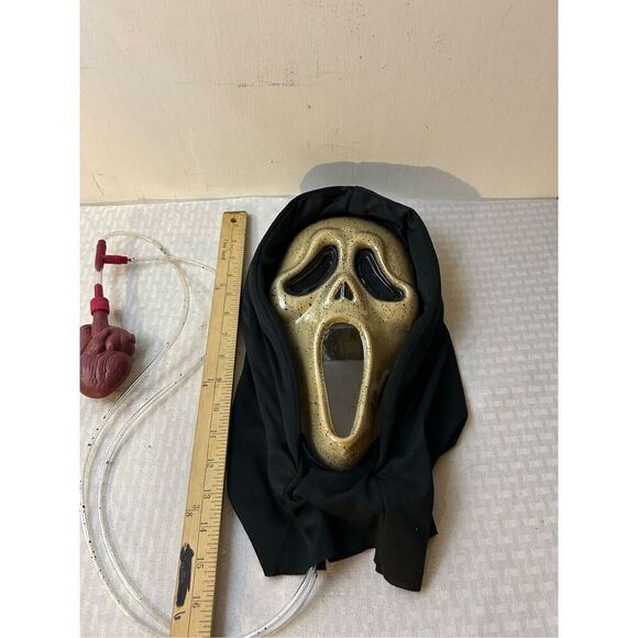 Fun world 2010 Scream mask blood doesn’t work - Picture 2 of 6